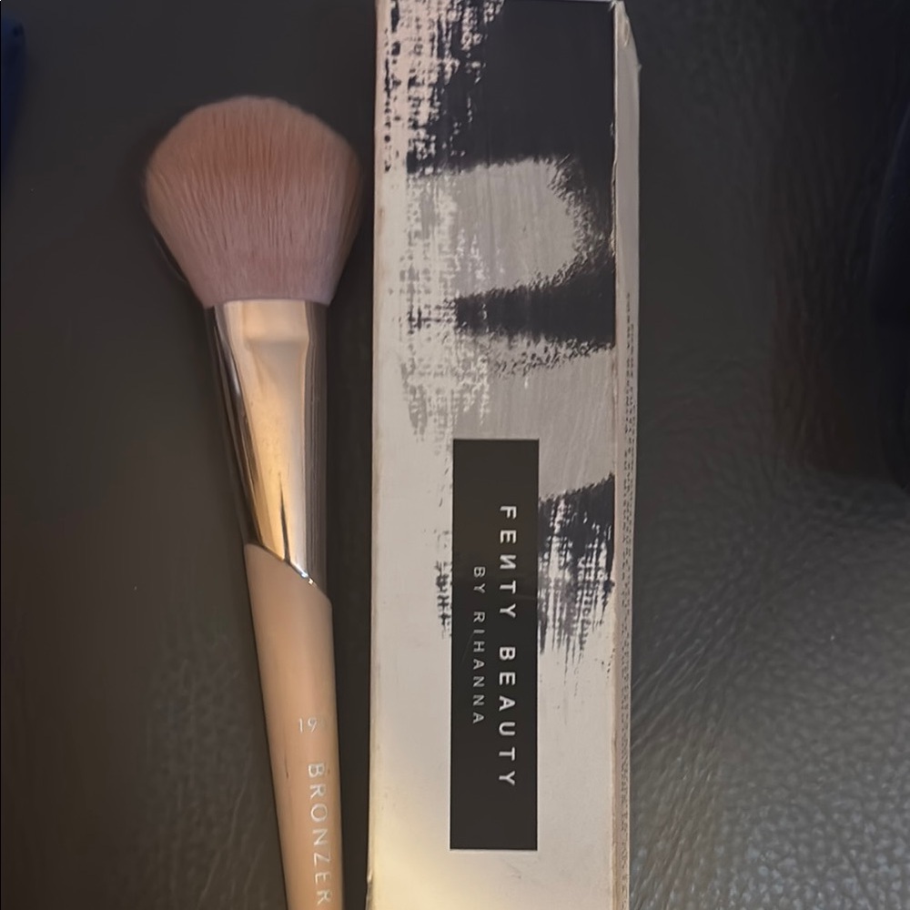 NWT Fenty Beauty Sculpting Bronzer  Brush